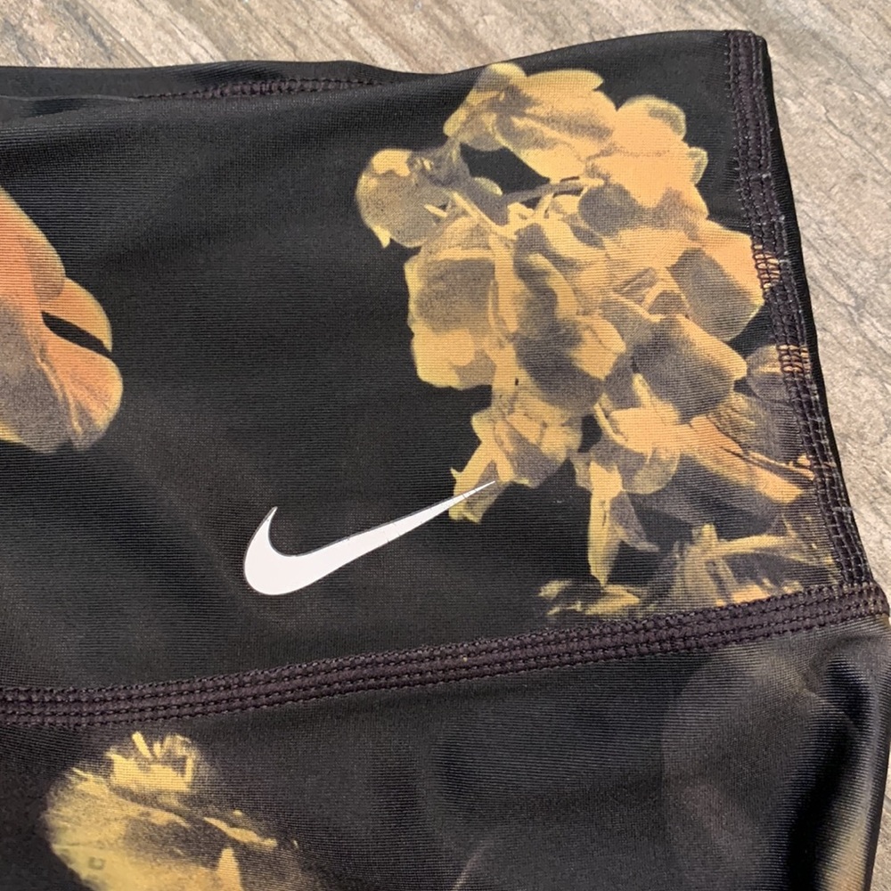 🖤 RARE! Nike Gold Floral Leggings - Picture 6 of 7
